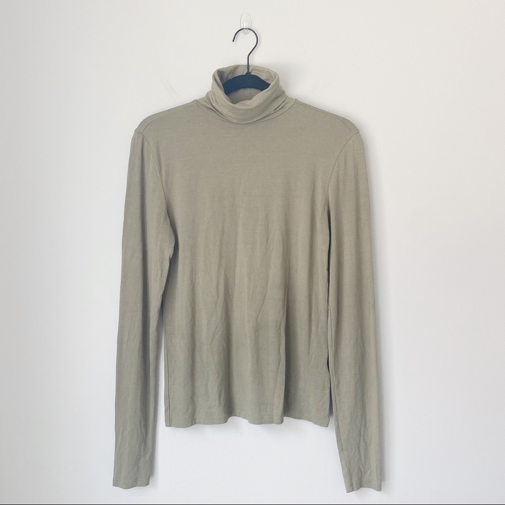 NA-KD Long Sleeve Turtleneck Top in Olive/Sage Green
